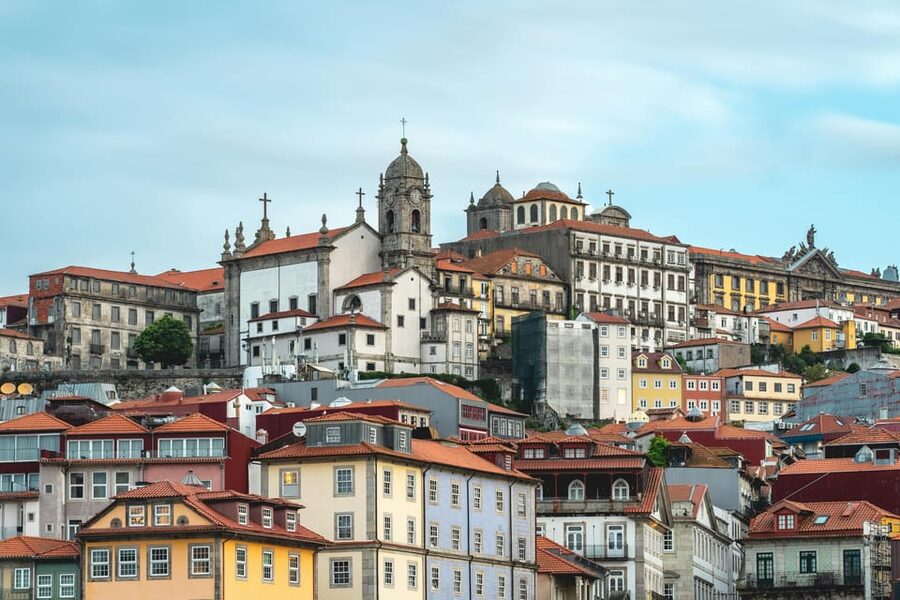 Porto: City Center Walking Tour - Palácio da Bolsa and the final architectural contrast
