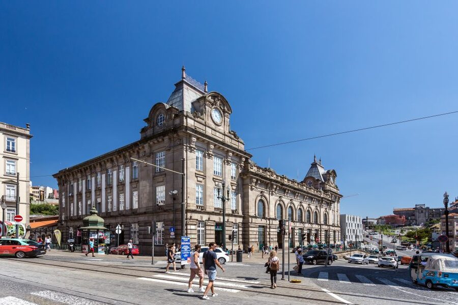 Porto: City Train Tour, River Cruise & Wine Cellar - Getting from the train to Ribeira