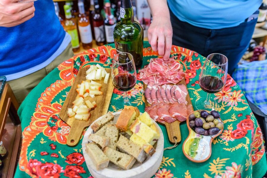 Porto: Delicious Food and Wine Walking Tour - Who should book this tour