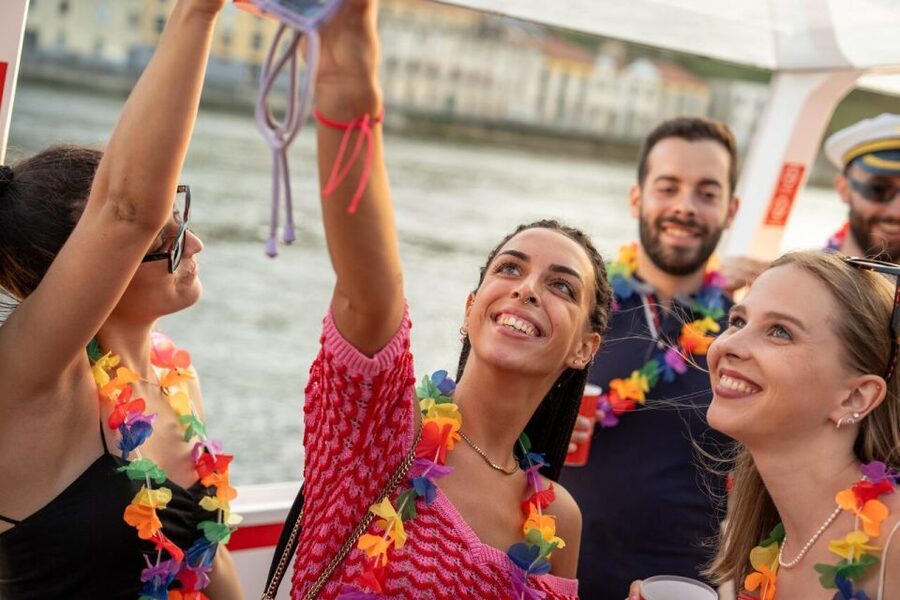 Porto: Douro River Party Boat with Sunset Option & 6 Bridges - Should you book the Living Cruise?
