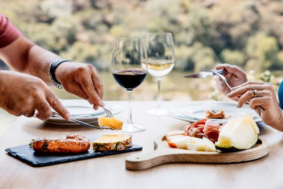 Porto: Douro Valley Full-Day Boat, Train, and Lunch Tour - Meeting the minivan at Trindade
