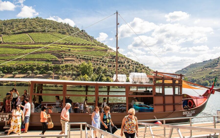 Porto: Douro Valley History & Wine Tour with Cruise & Lunch - Meeting beside Porto Cathedral