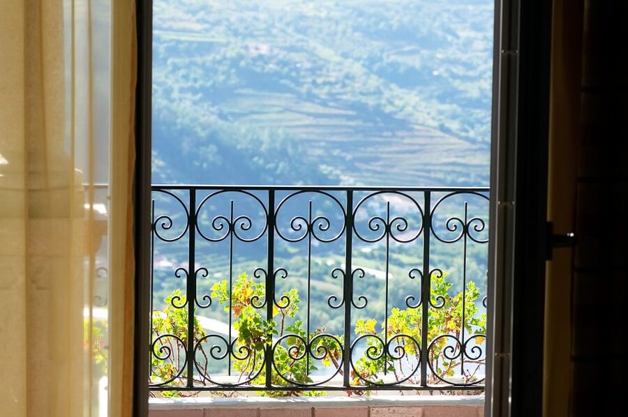 Porto: Douro Valley Tour with Wine Tasting, Cruise and Lunch - Second winery: more tastings and a different view