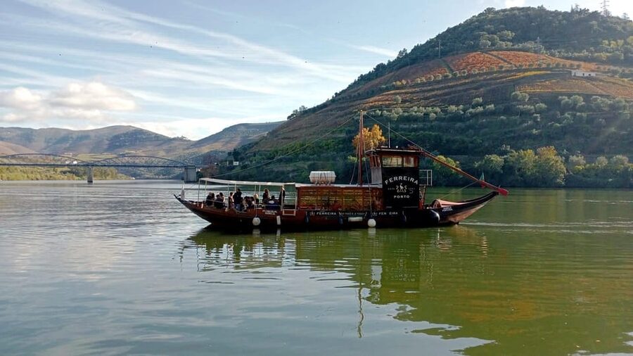 Porto: Douro Valley Vineyards Tour with Lunch & River Cruise - Lunch at Quinta Casa dos Barros in Sabrosa