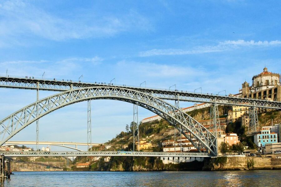 Porto: Guided Walking Tour and Lello Bookshop - Porto in three hours, from cathedral hill to Lello