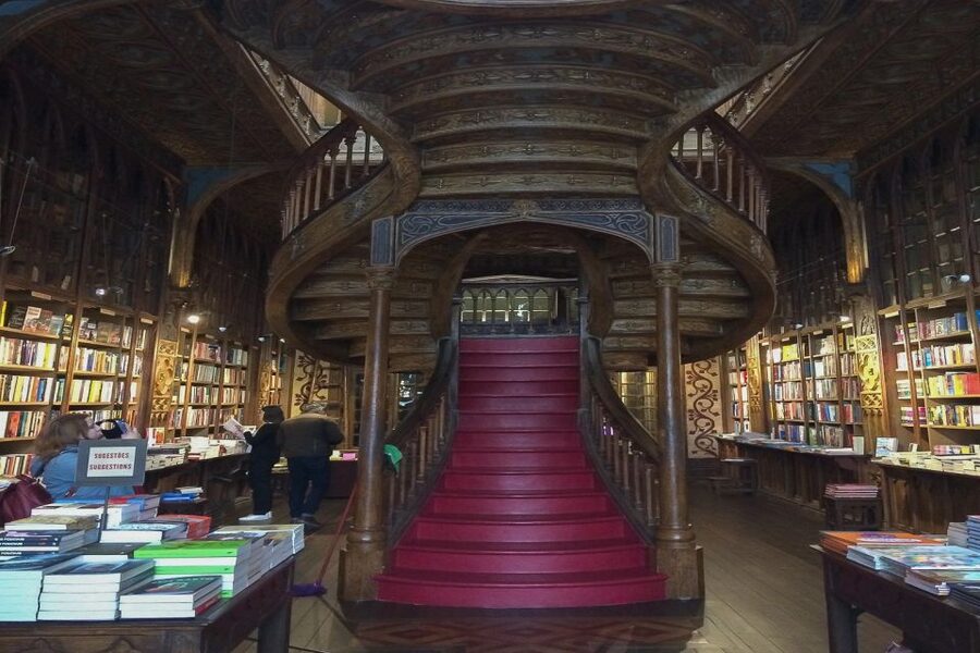 Porto: Guided Walking Tour and Lello Bookshop - The guide makes the difference