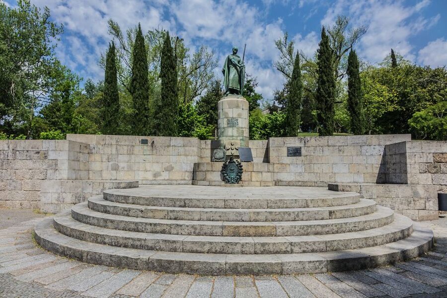 Porto: Guimarães & Braga Tour with Entry Tickets and Lunch - Lunch with Vinho Verde in Braga