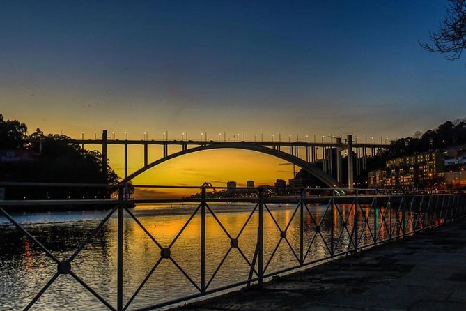 Porto Heritage Night Tour With Fado Show And Dinner Included - Language and group arrangements