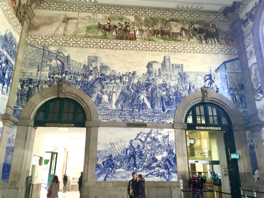 Porto: Highlights & hidden gems Walk - max 10 - São Bento Station finishes the walk