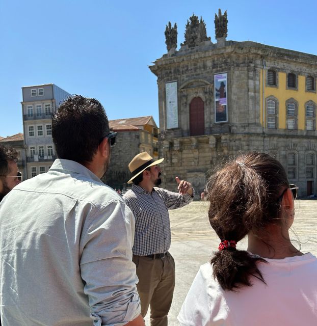 PORTO: Historical Walking Tour - Igreja do Carmo and the climb toward Vitória