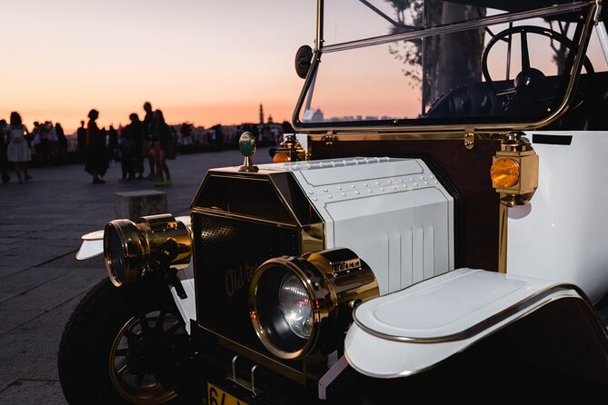Porto:Private Tour of the Historic City in a Classic Ford T - Clérigos, Vitória, and the return route