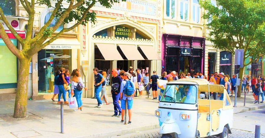 Porto: Private Tuk-Tuk Tour with Short Walks and Wine - Key points at a glance