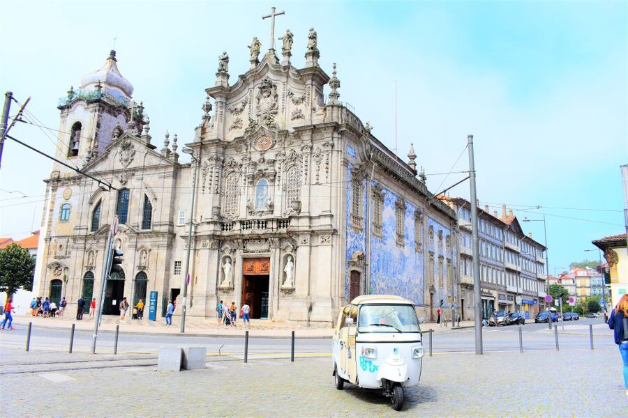 Porto: Private Tuk-Tuk Tour with Short Walks and Wine - Private group size and comfort