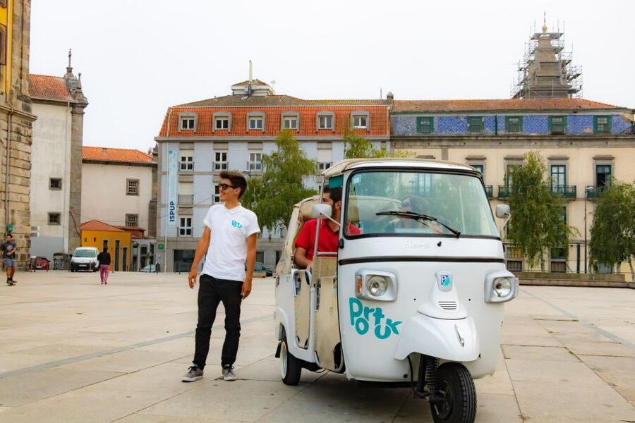 Porto: Private Tuk-Tuk Tour with Short Walks and Wine - Starting at Café Batalha and finding your bearings