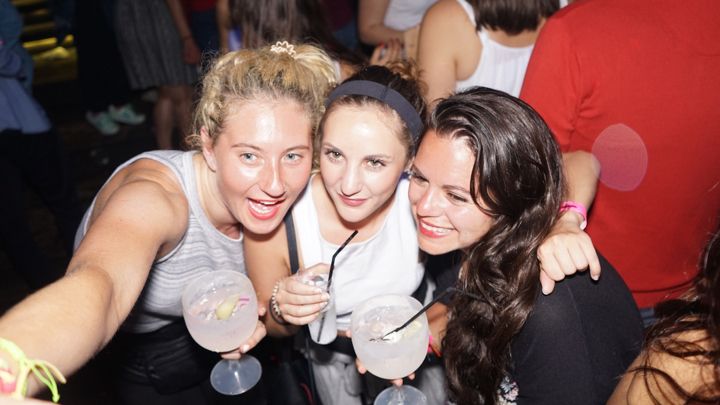 Porto: Pub Crawl with 6 Drinks and VIP Club Entry - The first bar and the six included drinks