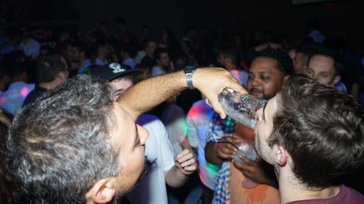 Porto: Pub Crawl with 6 Drinks and VIP Club Entry - Three bars, then a fourth stop