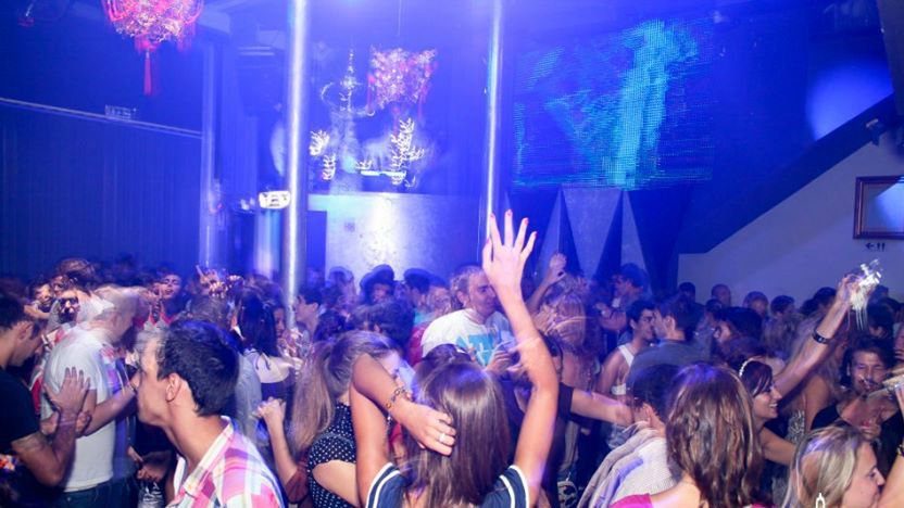 Porto: Pub Crawl with 6 Drinks and VIP Club Entry - Group size and the social question