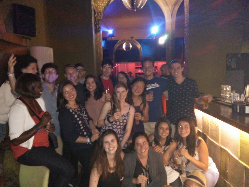 Porto: Pub Crawl with 6 Drinks and VIP Club Entry - Finding the red umbrella at Praça Gomes Teixeira