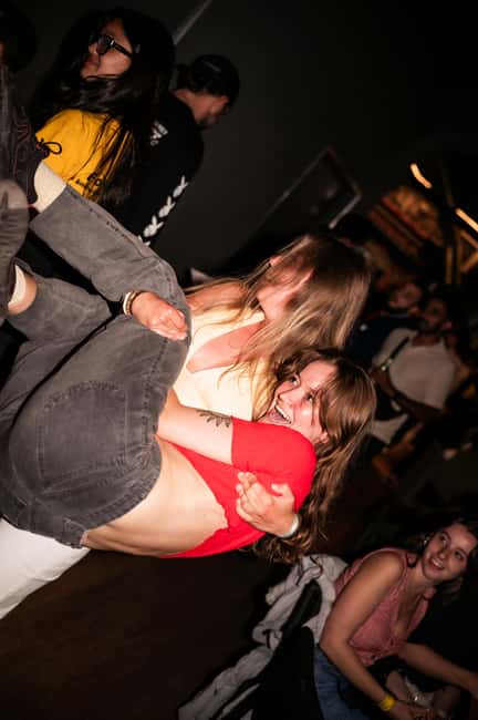Porto: Pub Crawl with 7 Drinks, Games, and VIP Club Entry - Practical details that affect your night