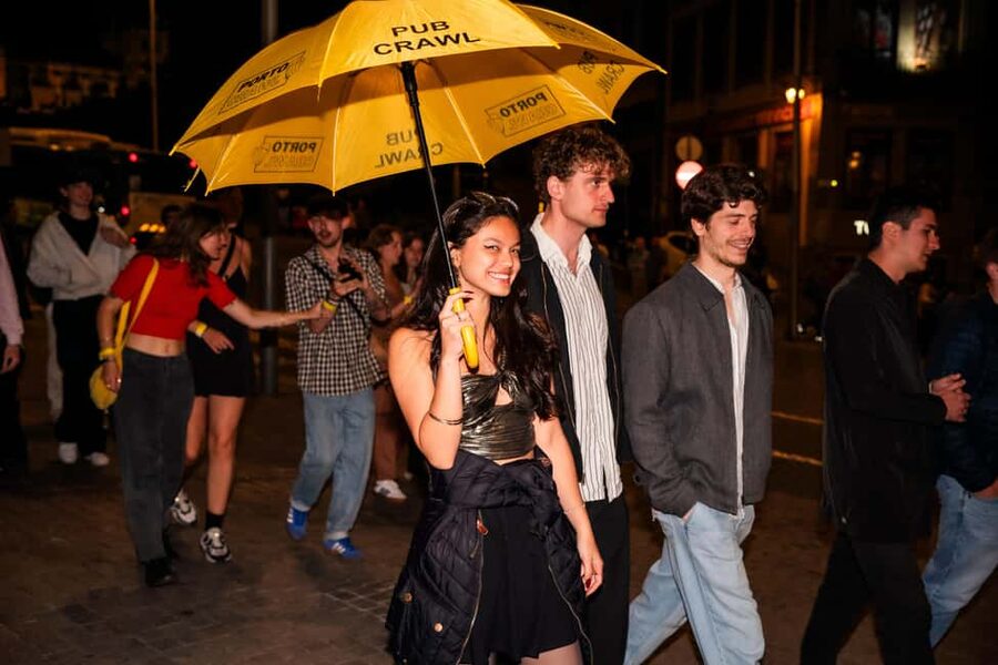Porto: Pub Crawl with 7 Drinks, Games, and VIP Club Entry - Rua da Galeria de Paris and the middle of the night