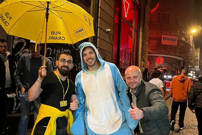 Porto Pubcrawl: 5h,7 Drinks,4 bars &Skip the line Club Entry - Meeting the yellow-shirted team at Fonte dos Leões