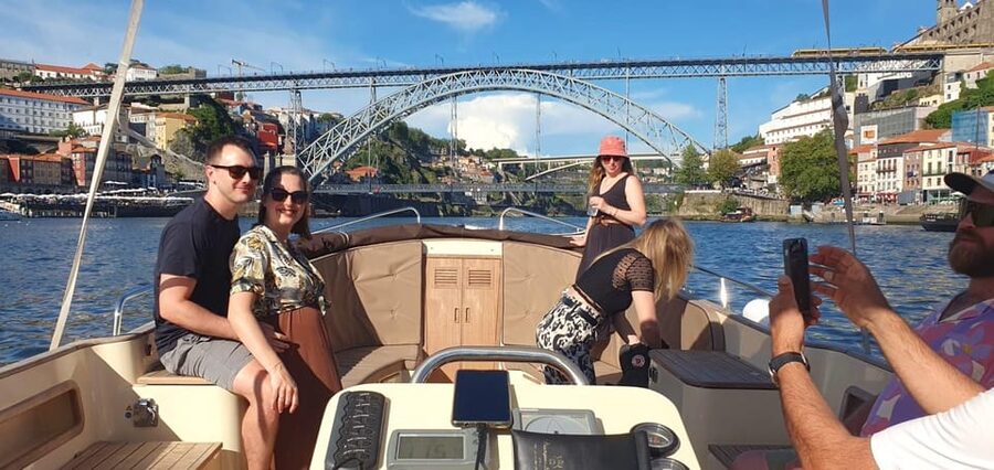 Porto: Six Bridges Douro River Cruise with Drinks - Comfort, crew, and the practical details