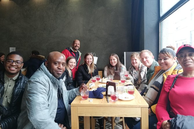 Porto Tapas and Vinho Verde Tour - Two taverns and the taste of everyday Porto