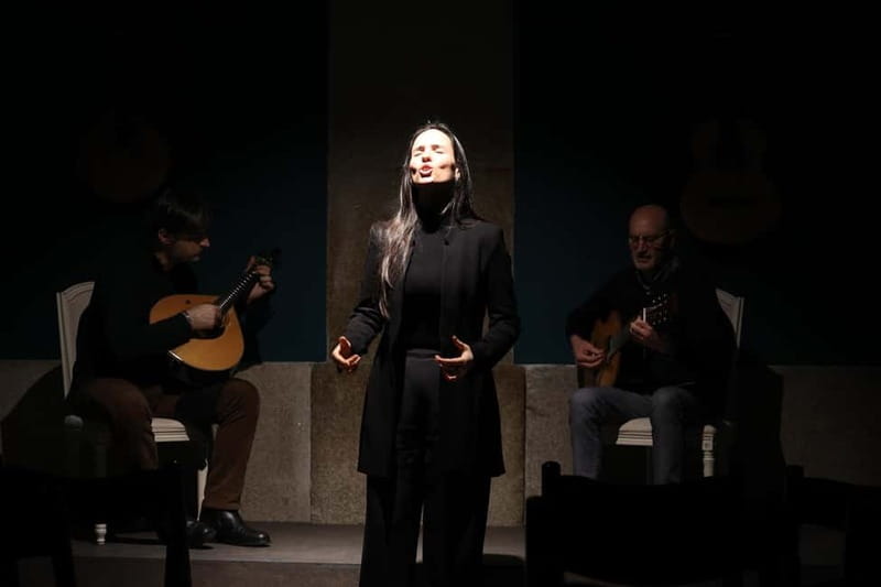 Porto: Traditional Fado Show at Sao Bento with Port Wine - What the one-hour performance feels like
