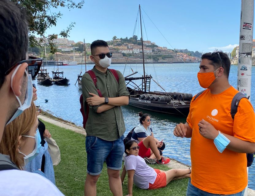 Porto: Wine Tasting with Tapas Walking Tour - Wine, tapas, and the final tasting stop