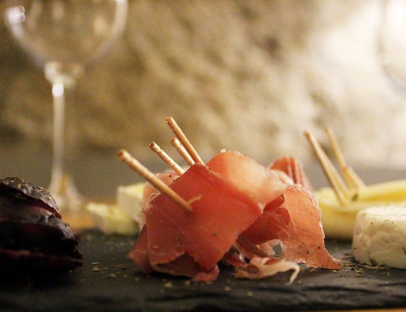 Porto: Wine Tasting with Tapas Walking Tour - Practical details that affect your day