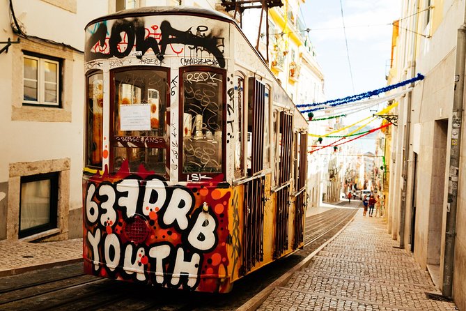 Private City Kickstart Tour: Lisbon - Finishing in Alfama’s old lanes