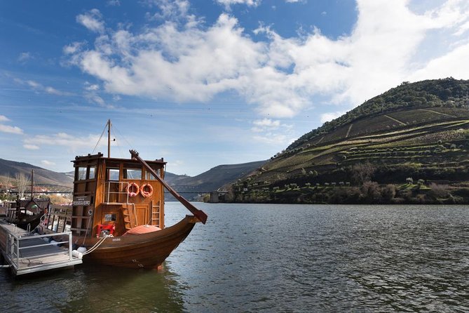 Private Douro Valley Wine Tour: 2 Wine Estates, Lunch and Cruise - Small extras that add value in Porto