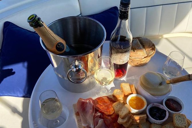 Private tasting in the Douro (1 to 7 people) on a yacht for yourself - Boarding at Marina do Freixo