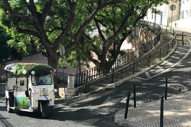 Private tuk tuk tour in old city Lisbon (Standard-1h30) - Praça do Comércio and the Tagus River