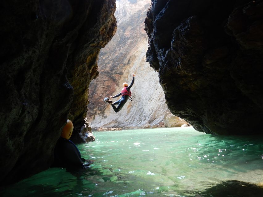 Sagres: Coasteering - Swimming, Cliff Jump & Rock Climbing - Learning the route before the taller jumps