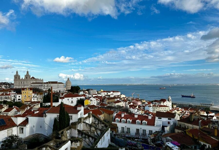 São Jorge Castle Skip-the-line Entry Ticket - The optional tuk tuk ride up Lisbon’s hill