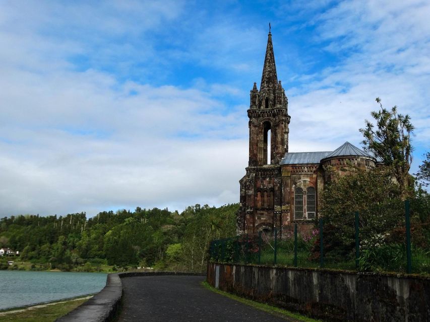 São Miguel: 2-Day Island Tour, Tea & Pineapple Plantation - Vila Franca do Campo and the island’s past