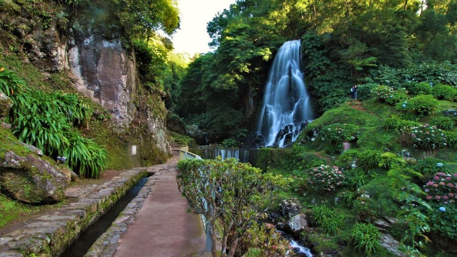 São Miguel East: Full-Day Van Tour with Lunch - Cozido lunch turns geology into local food