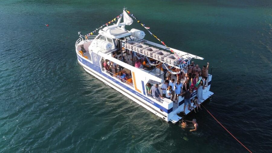 Sesimbra: Family Friendly Boat Sea Tour w/ Submarine Vision - Inferno Beach, California Beach, and the return to Sesimbra
