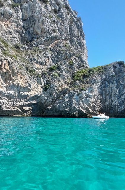 Sesimbra: Secret Bays and Beaches Boat Tour with Snorkeling - Why Sesimbra’s coast is worth seeing by boat