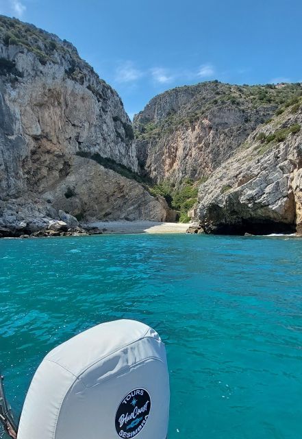 Sesimbra: Secret Bays and Beaches Boat Tour with Snorkeling - Praia da Cova begins the coastal tour