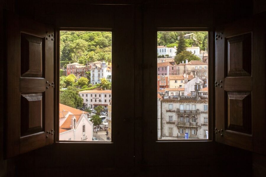 Sintra: Half-Day Tour with Royal Palace Ticket - A glimpse of Estoril on the way home