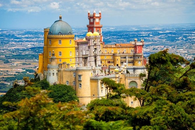 Sintra, Pena Palace, Cabo da Roca and Cascais from Lisbon - Sintra old center: lunch and free time