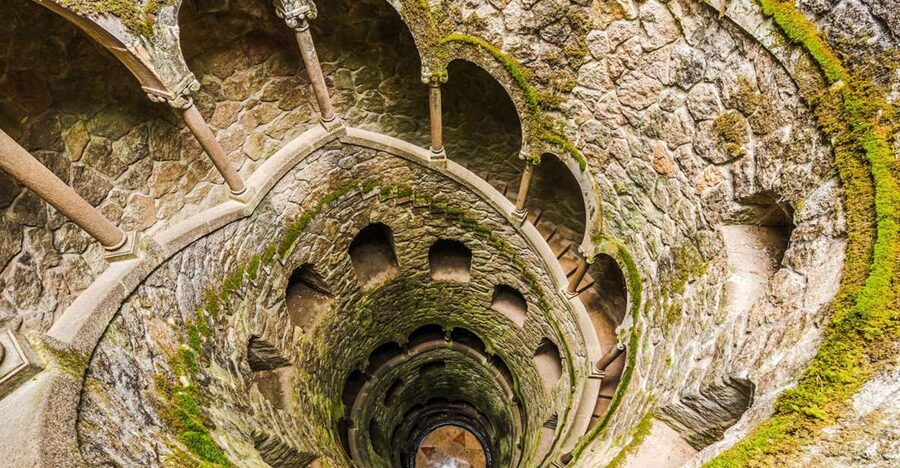 Sintra: Quinta da Regaleira Entry Tickets with Host - Meeting the host near Sintra’s fountain