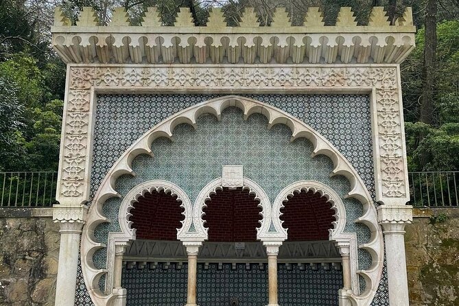 Sintra Walking Tour: Romantic Village & Palaces - Moorish Fountain and the old streets