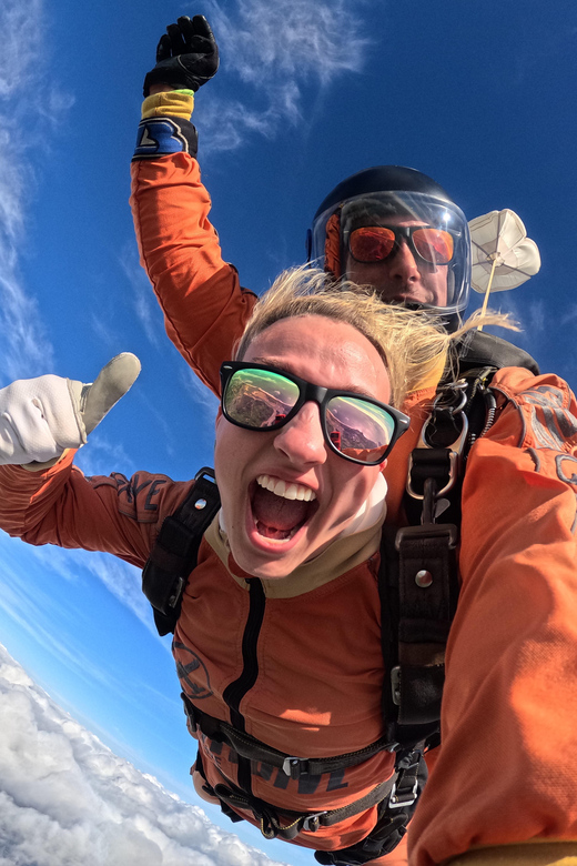 Skydive Algarve: Tandem Skydiving 10.000ft (up to 15.000ft) - Five to seven minutes under the parachute