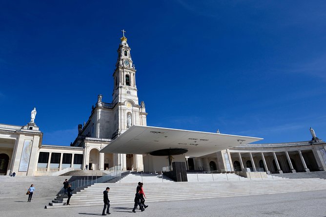 Small Group Tour to Fátima, Batalha, Nazaré and Óbidos from Lisbon - Nazaré: Atlantic views, fishing culture, and lunch