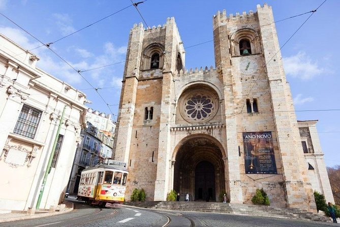 Special Guided Tour of Tuk Tuk Lisbon Historic 2 Hours - The first big overlook at São Pedro de Alcântara