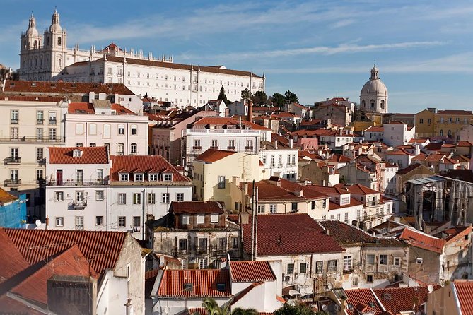 Tour del Castillo y Alfama - Walking into Alfama’s old lanes