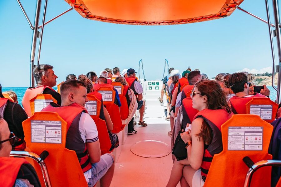 Vilamoura: Benagil Cave Boat Tour with Entry - Along the cliffs, beaches, and smaller caves